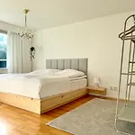Spacious House 160m2 With Own Sauna, Free Parking, Private Yard Area דירה