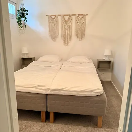 Apartamento Spacious House 160m2 With Own Sauna, Free Parking, Private Yard Area *