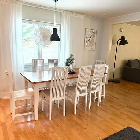 Spacious House 160m2 With Own Sauna, Free Parking, Private Yard Area Apartamento
