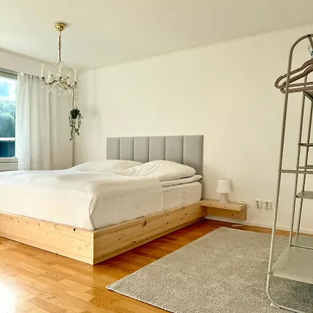 Spacious House 160m2 With Own Sauna, Free Parking, Private Yard Area Apartamento
